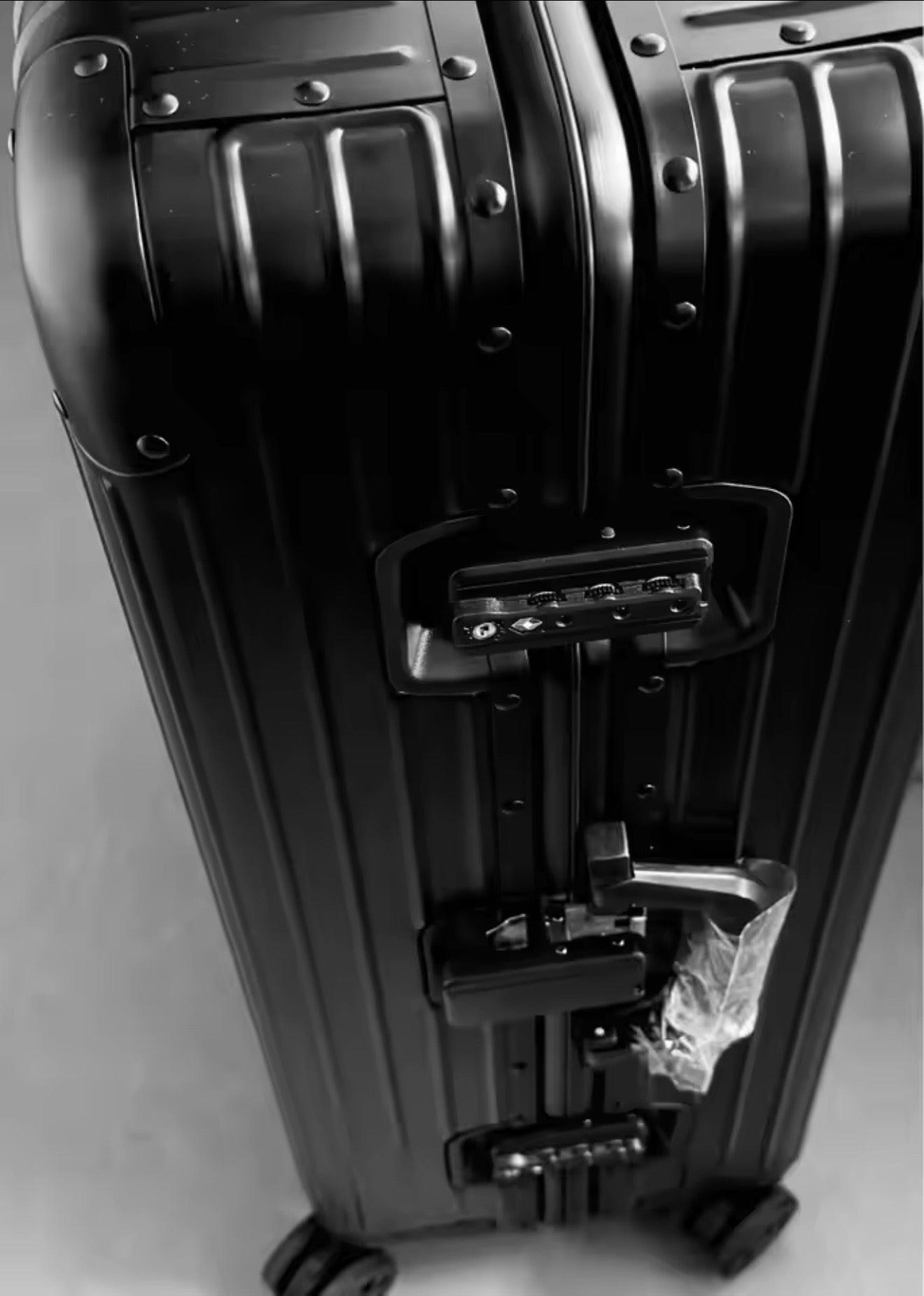 KUIRR Atlas Suitcase