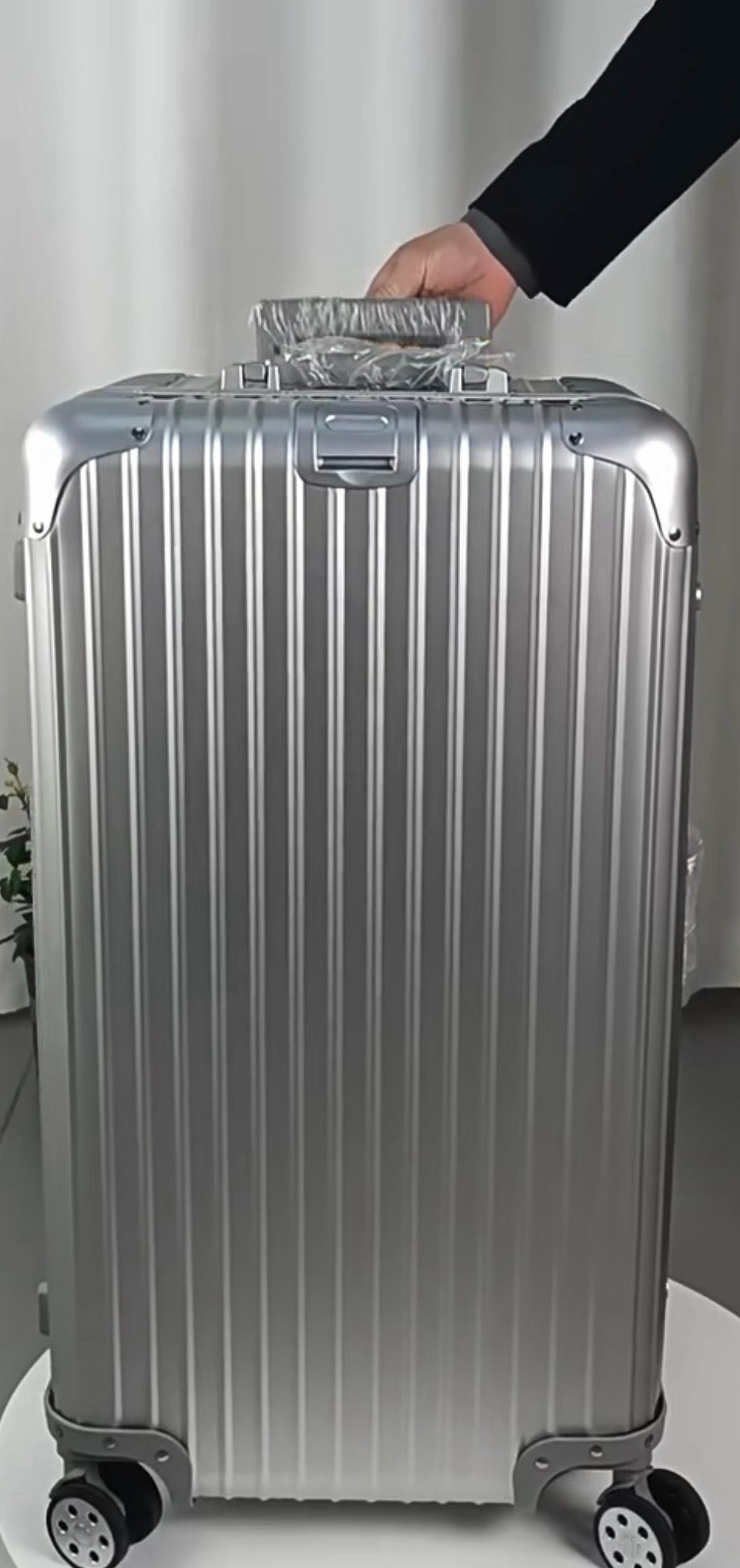 KUIRR Atlas Suitcase